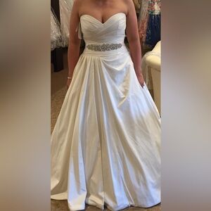 Never worn Paloma Blanca wedding gown